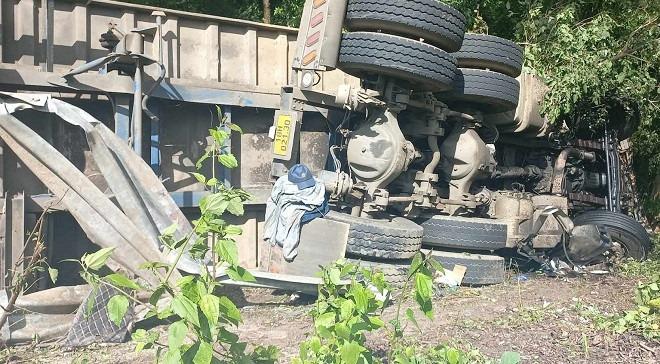 Xe container lật nghiêng khi ôm cua đổ đèo, tài xế tử vong trong cabin-2