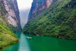 Dừng tàu phượt bên trên sông Nho Quế, nhiều khác nước ngoài bất ngờ