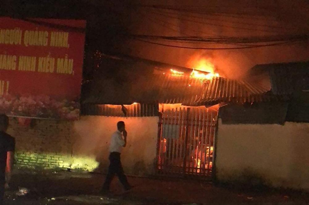 Cháy chợ ở Cẩm Phả, dùng máy xúc phá tường cứu hoả-1