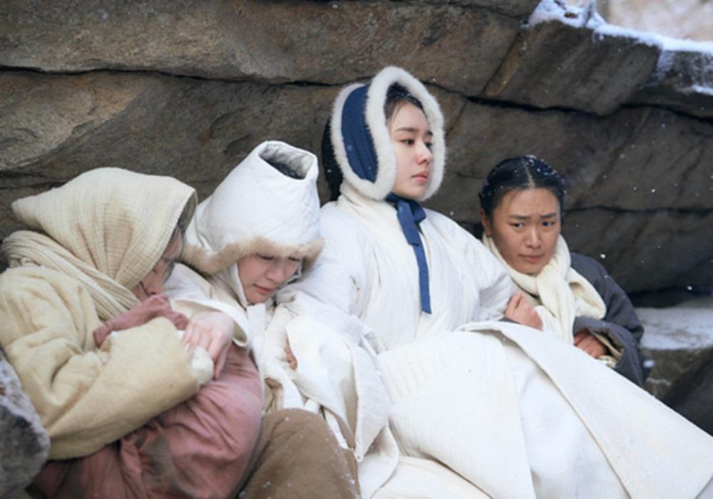 Tài tử Nam Goong Min gây sốt khi đóng cặp với đàn em kém 13 tuổi-4