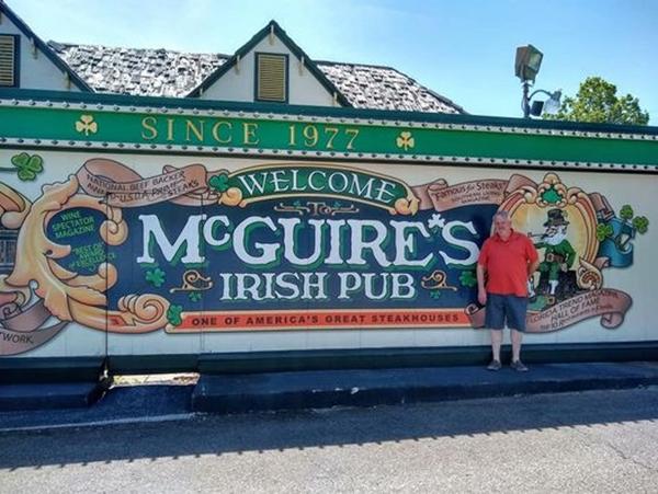 Quán rượu trang trí bằng 2 triệu USD tiền mặt, khách đau đầu chống cám dỗ-3