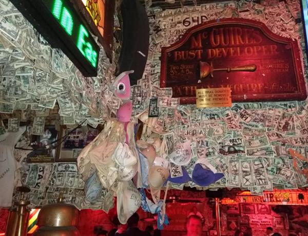 Quán rượu trang trí bằng 2 triệu USD tiền mặt, khách đau đầu chống cám dỗ-4