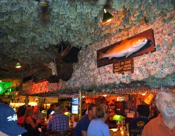 Quán rượu trang trí bằng 2 triệu USD tiền mặt, khách đau đầu chống cám dỗ-5