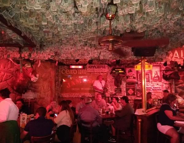 Quán rượu trang trí bằng 2 triệu USD tiền mặt, khách đau đầu chống cám dỗ-6