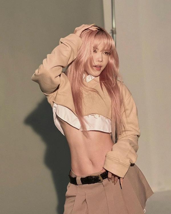 Thiều Bảo Trâm thích diện đồ gợi cảm, đeo túi hiệu hàng trăm triệu đồng-4