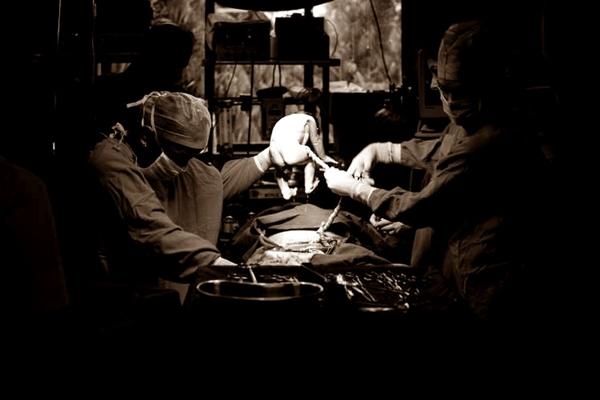 Người chồng kiện bệnh viện đòi bồi thường 15.000 tỷ với lý do phát điên vì chứng kiến vợ đẻ mổ-1