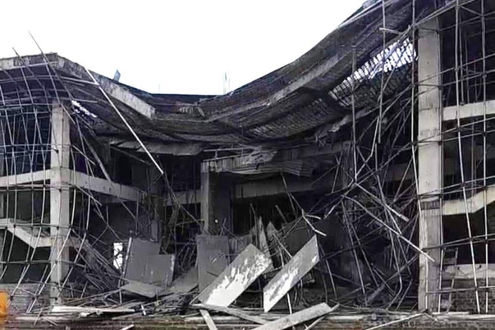 Sập công trình trung tâm văn hóa 50 tỷ đồng, nhiều công nhân thoát nạn-1