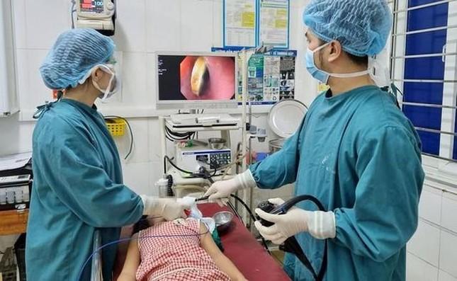 Đồng xu kẹt trong thực quản bé gái 5 tuổi-2