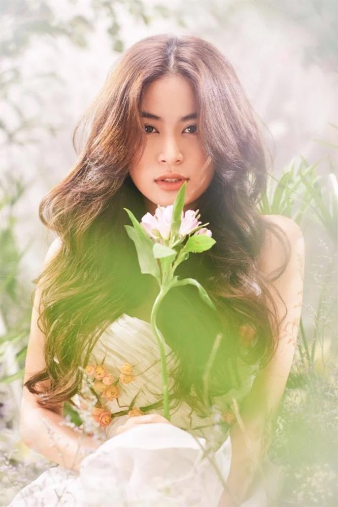 Nhan sắc thay đổi ngày càng xinh đẹp, gợi cảm của Hoàng Thùy Linh-8