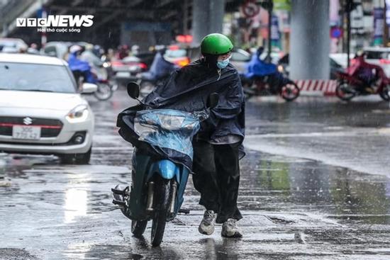 Ngày 18/9, cả nước nhiều nơi mưa lớn, đề phòng lốc xoáy trên biển