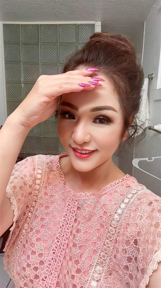 Danh hài Thúy Nga chuộng mặc gợi cảm, áo khoét sâu ở ngưỡng tuổi U50-2