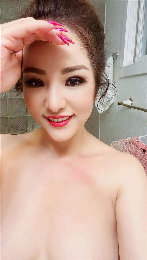 Danh hài Thúy Nga chuộng mặc gợi cảm, áo khoét sâu ở ngưỡng tuổi U50-3