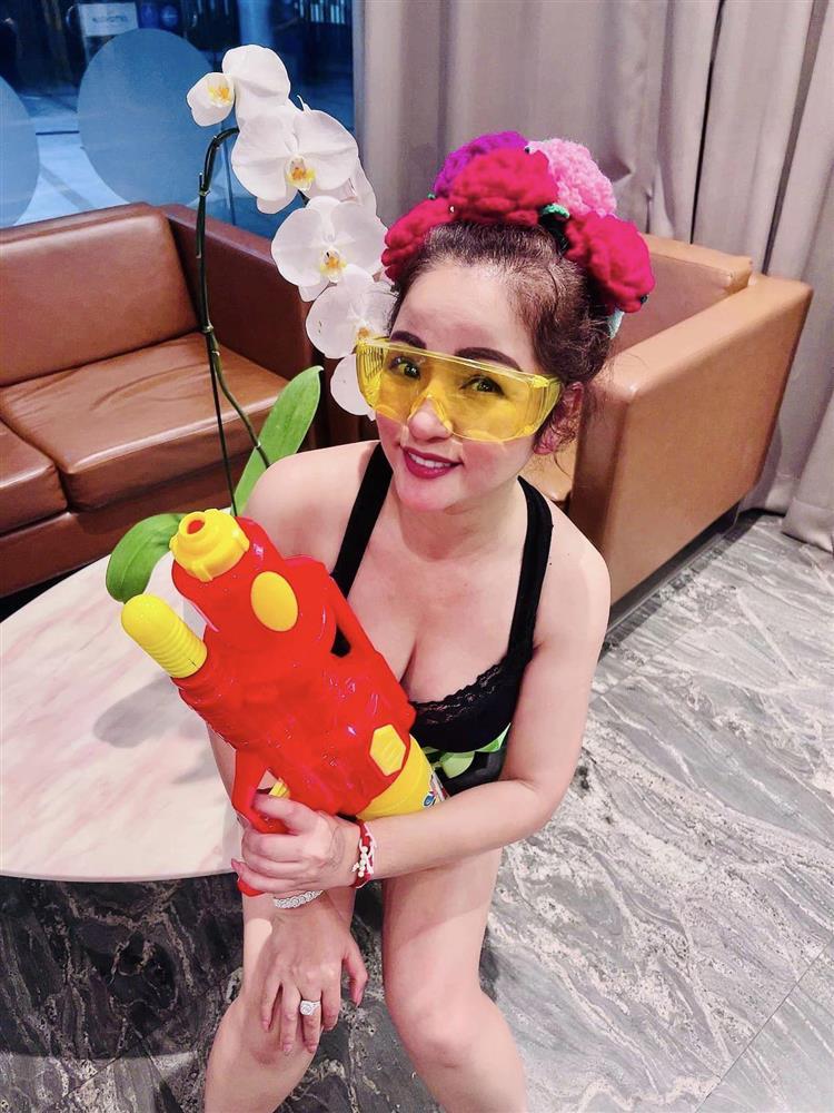 Danh hài Thúy Nga chuộng mặc gợi cảm, áo khoét sâu ở ngưỡng tuổi U50-4