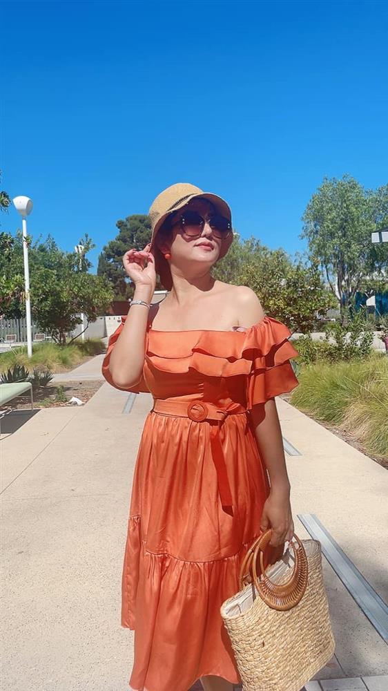 Danh hài Thúy Nga chuộng mặc gợi cảm, áo khoét sâu ở ngưỡng tuổi U50-5