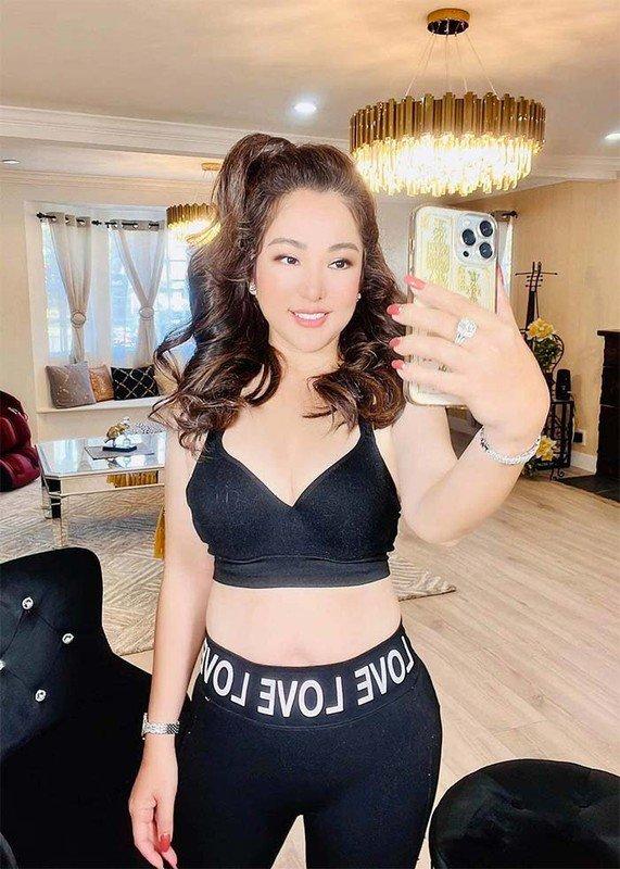 Danh hài Thúy Nga chuộng mặc gợi cảm, áo khoét sâu ở ngưỡng tuổi U50-6