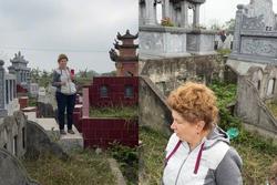 Khách Tây 'lạc' nhập nghĩa trang, lần hiểu văn hóa truyền thống mai táng của Việt Nam