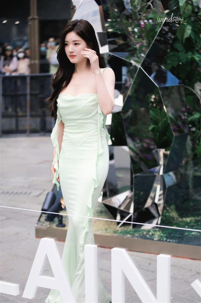 Từng béo tròn mũm mĩm, Triệu Lộ Tư nay mình hạc xương mai nhờ giảm 6kg/tuần-3