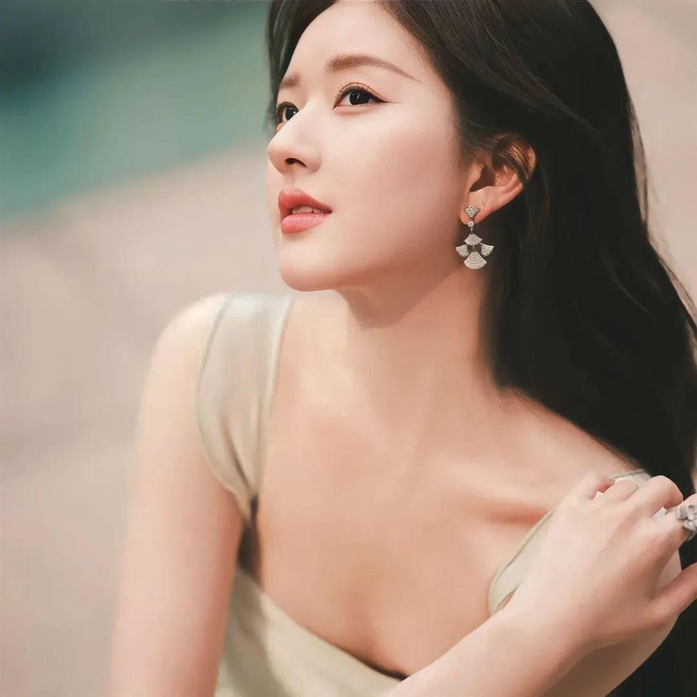 Từng béo tròn mũm mĩm, Triệu Lộ Tư nay mình hạc xương mai nhờ giảm 6kg/tuần-4