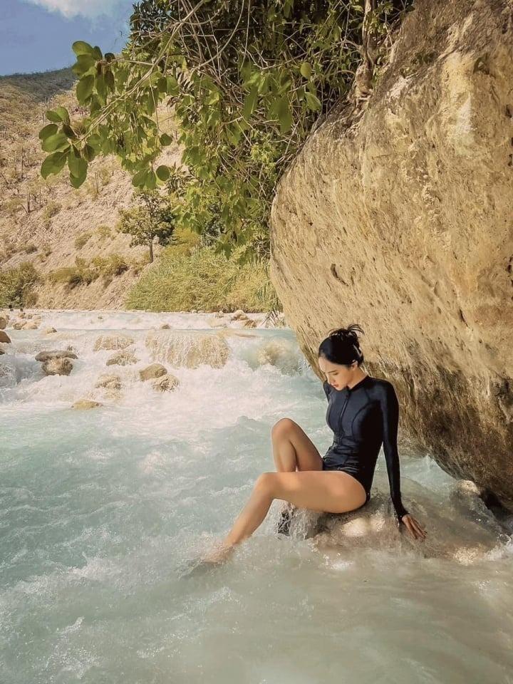 Hương Giang diện áo tắm khoe chân dài, eo thon giữa vùng núi Mexico-6