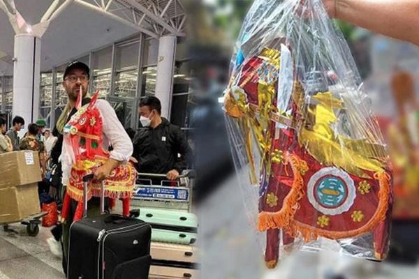 Những ông Tây đến Việt Nam gây sốt vì nhặt rau, cầm vàng mã… ở sân bay-5