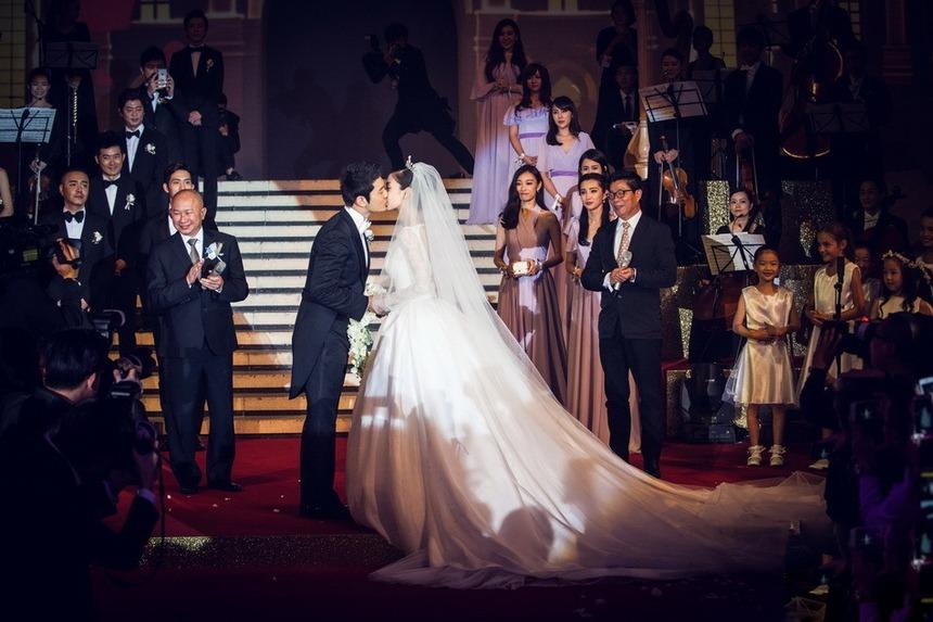 Outfit đỉnh cao của 6 cô dâu Dior: Váy của Song Hye Kyo, Angelababy liệu có đẹp nhất?-2