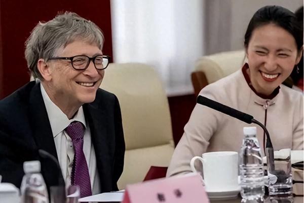 Bill Gates uống trà sữa với con gái út gây bão mạng xã hội-6