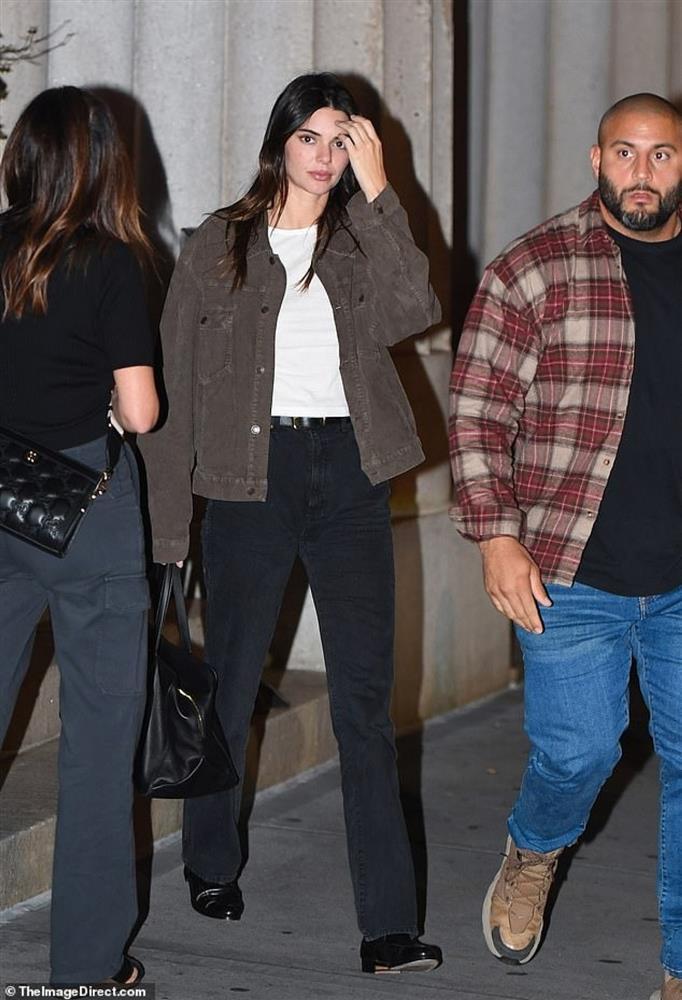 Kendall Jenner giản dị xuống phố hẹn hò cùng bạn trai Bad Bunny-1