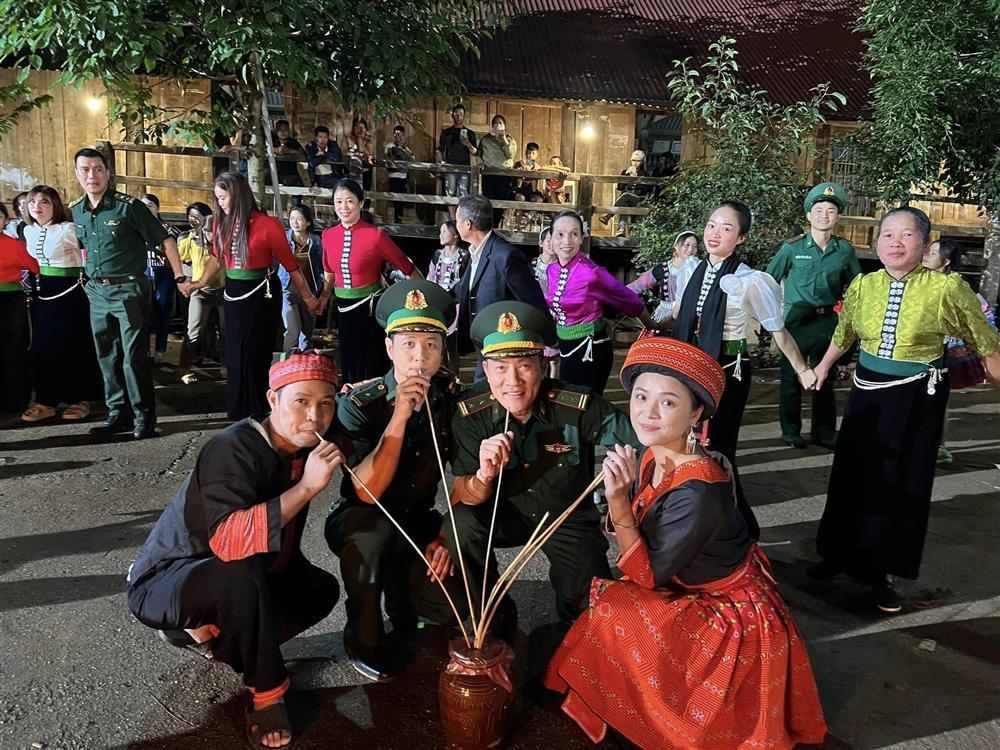 Giao diện mộc mạc của Thu Quỳnh - nữ y tá HMong trong Cuộc Chiến Không Giới Tuyến-4