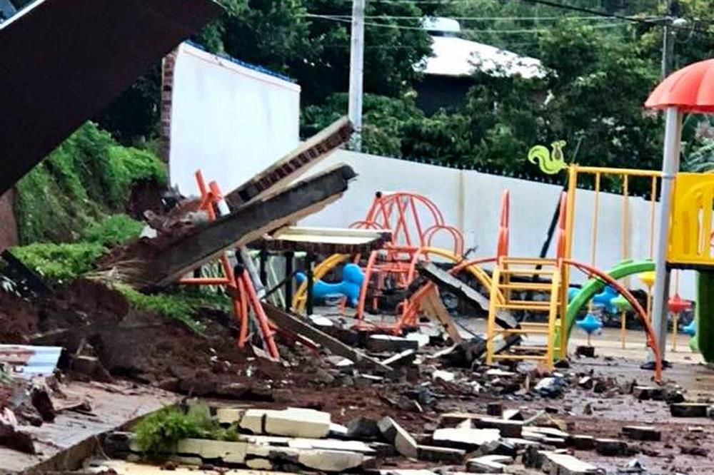 50m tường rào của trường tiểu học đổ sập ngay trong giờ học-1