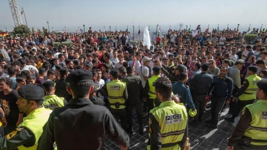 Ronaldo được chào đón đặc biệt khi đến Iran thi đấu: Hàng trăm fan đuổi theo xe bus, vây kín khách sạn-1