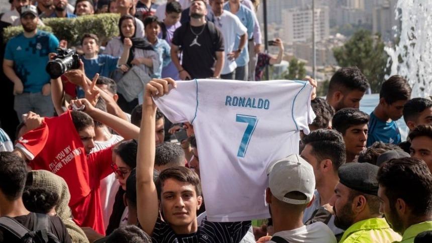 Ronaldo được chào đón đặc biệt khi đến Iran thi đấu: Hàng trăm fan đuổi theo xe bus, vây kín khách sạn-2