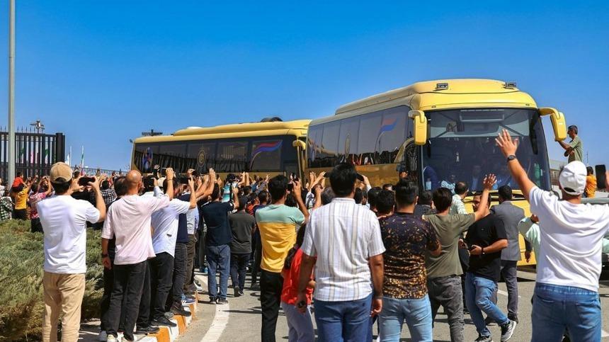 Ronaldo được chào đón đặc biệt khi đến Iran thi đấu: Hàng trăm fan đuổi theo xe bus, vây kín khách sạn-3