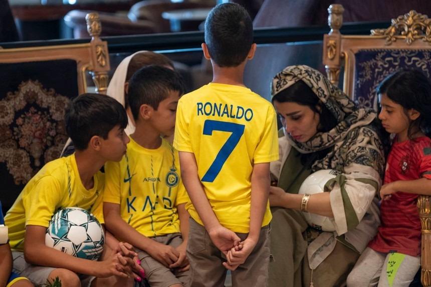 Ronaldo được chào đón đặc biệt khi đến Iran thi đấu: Hàng trăm fan đuổi theo xe bus, vây kín khách sạn-4