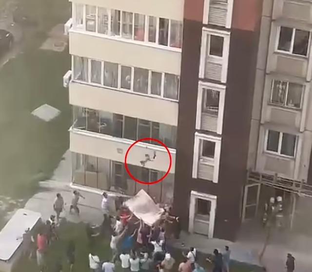 Chung cư bốc cháy dữ dội, nghẹn thở khoảnh khắc mẹ tuyệt vọng thả con sơ sinh từ tầng cao-2