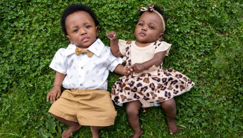 Cặp song sinh nằm gọn trong lòng bàn tay người lớn bây giờ ra sao?-1
