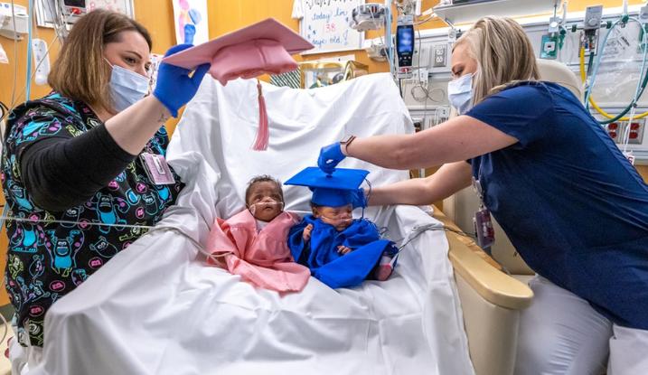 Cặp song sinh nằm gọn trong lòng bàn tay người lớn bây giờ ra sao?-2