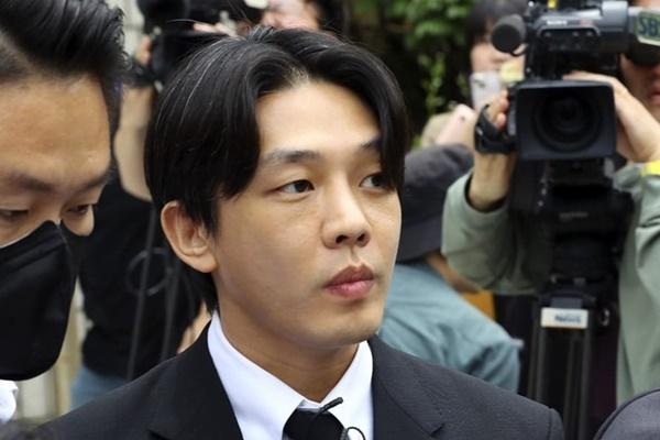 Diễn viên hạng A bị ném cả xấp tiền vào mặt kèm lời nhắn mang đến tù mà dùng-4