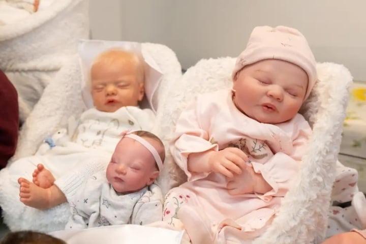 Cặp đôi gây sốt mạng khi tập làm cha mẹ của 13 em bé búp bê-2