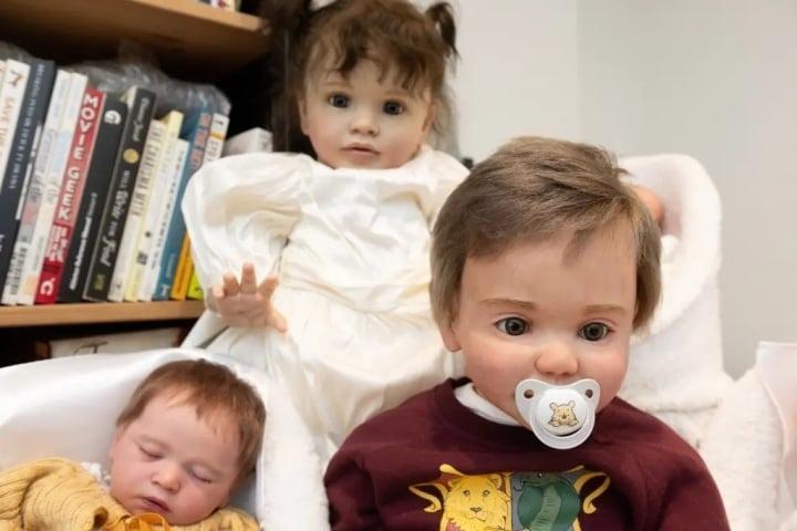 Cặp đôi gây sốt mạng khi tập làm cha mẹ của 13 em bé búp bê-3