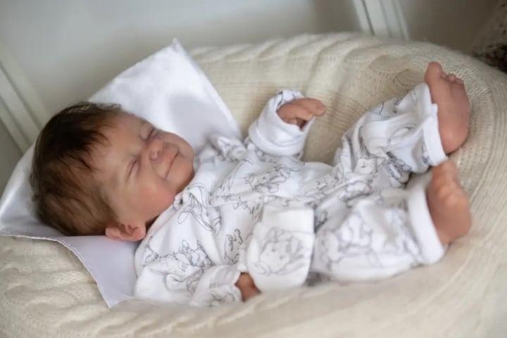 Cặp đôi gây sốt mạng khi tập làm cha mẹ của 13 em bé búp bê-4