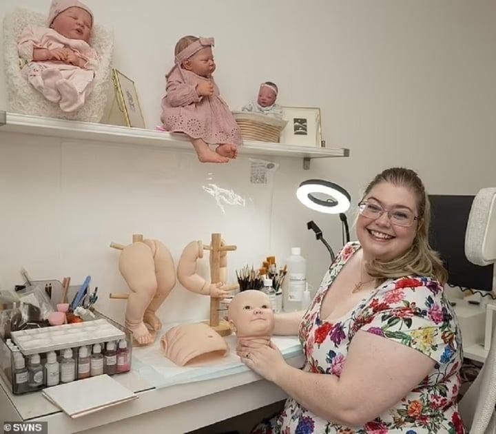 Cặp đôi gây sốt mạng khi tập làm cha mẹ của 13 em bé búp bê-7