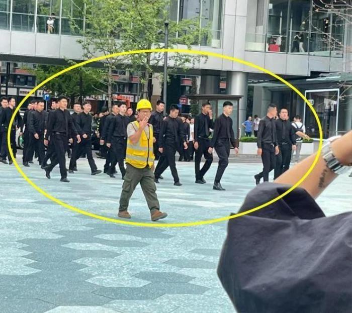 Mang theo cả dàn vệ sĩ đi sự kiện, Triệu Lộ Tư bị khán giả chỉ trích-1