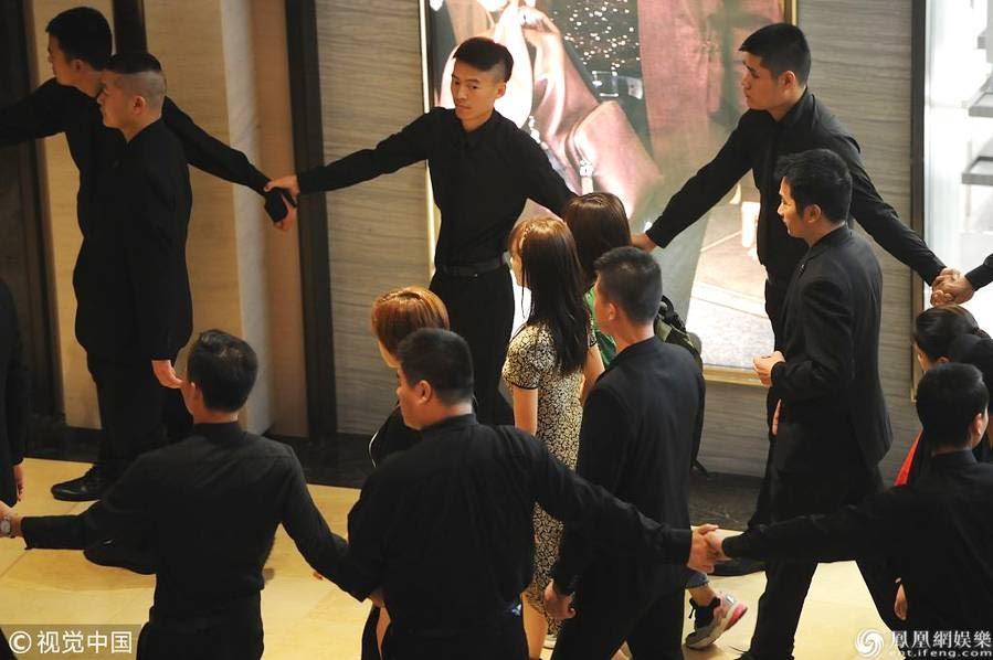 Mang theo cả dàn vệ sĩ đi sự kiện, Triệu Lộ Tư bị khán giả chỉ trích-4