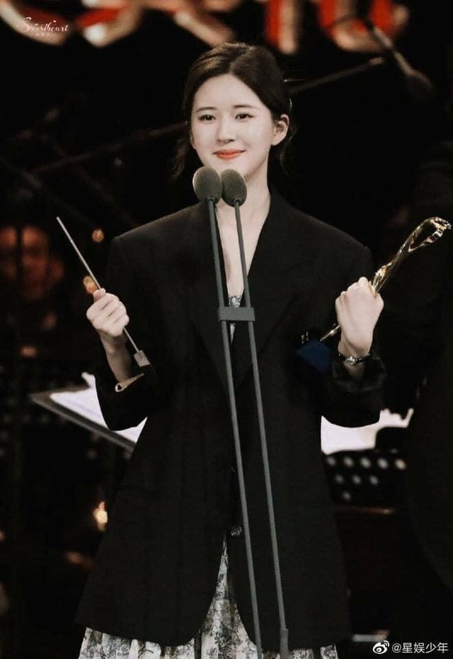 Mang theo cả dàn vệ sĩ đi sự kiện, Triệu Lộ Tư bị khán giả chỉ trích-8