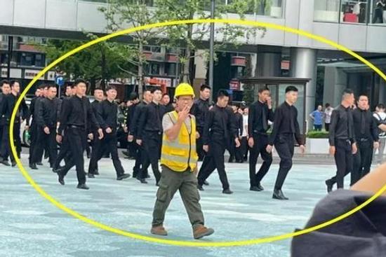 Mang theo cả dàn vệ sĩ đi sự kiện, Triệu Lộ Tư bị khán giả chỉ trích