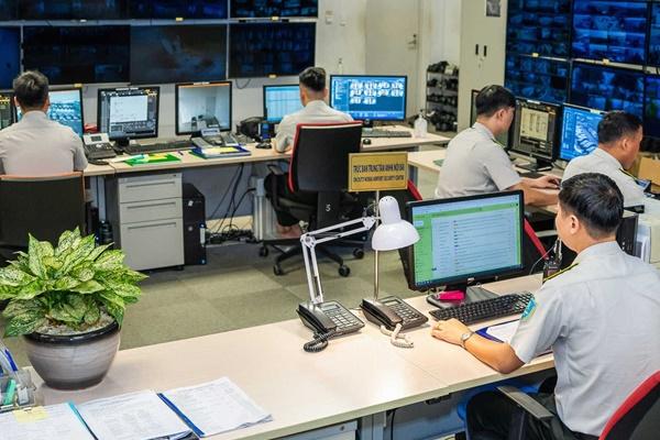 Soi camera tìm lại điện thoại, tiền khách cầm nhầm ở sân bay Nội Bài-2