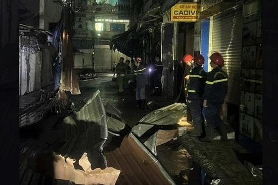 Hàng loạt tấm tôn bị tốc mái trong cơn mưa lớn ở TPHCM