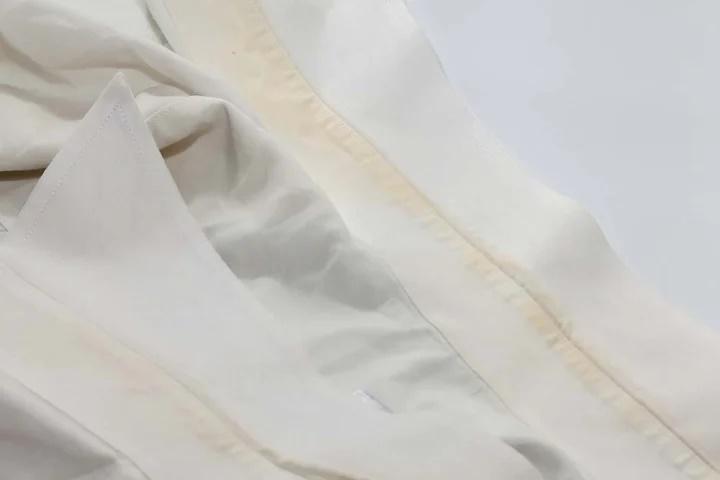 Cách làm sạch các vết ố vàng trên cổ áo-1