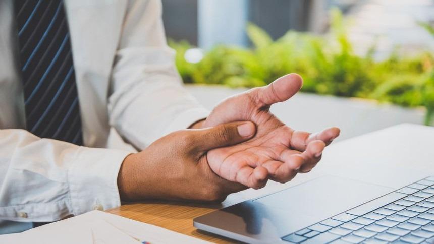 6 bài tập cổ tay dành cho những người dùng máy tính thường xuyên-1