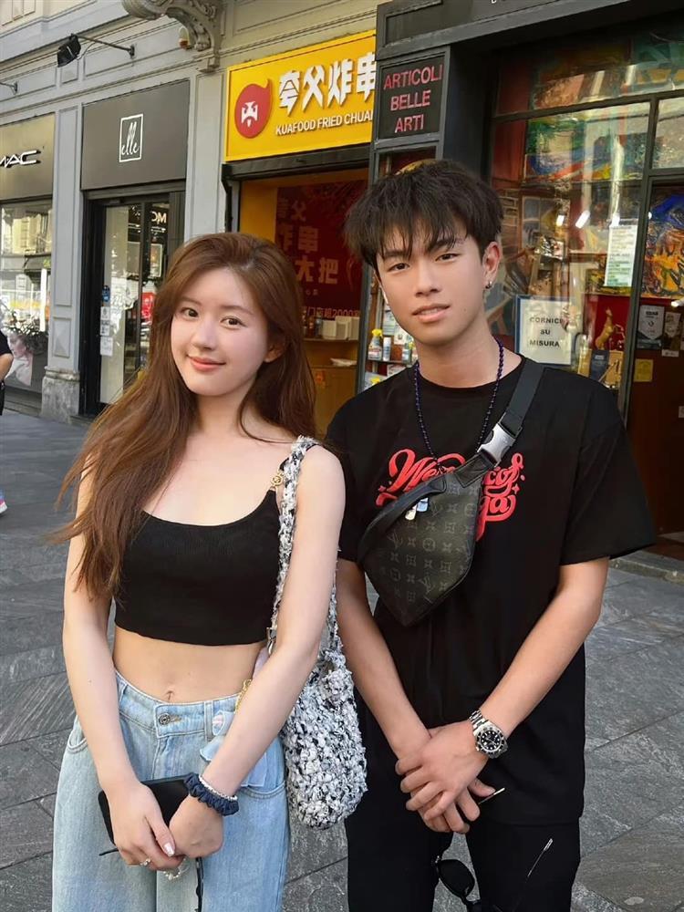 Triệu Lộ Tư tự tin chụp ảnh mặt mộc cùng fan trên đường phố Milan-1